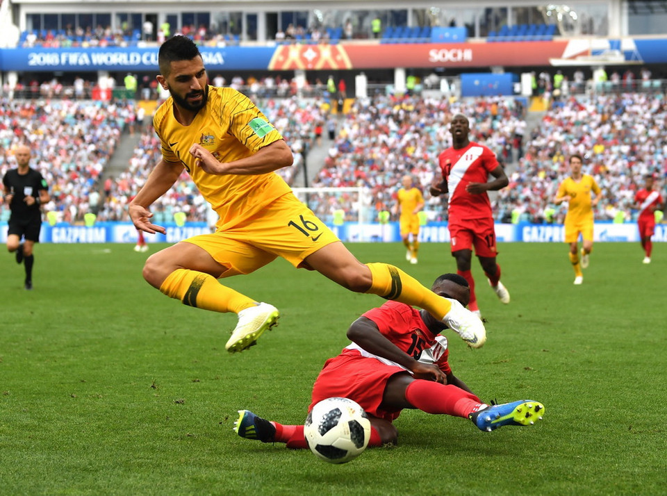 Pha tranh bóng quyết liệt giữa Aziz Behich (trên) đội tuyển Australia và Christian Ramos (dưới) đội tuyển Peru. (Ảnh: THX/TTXVN)