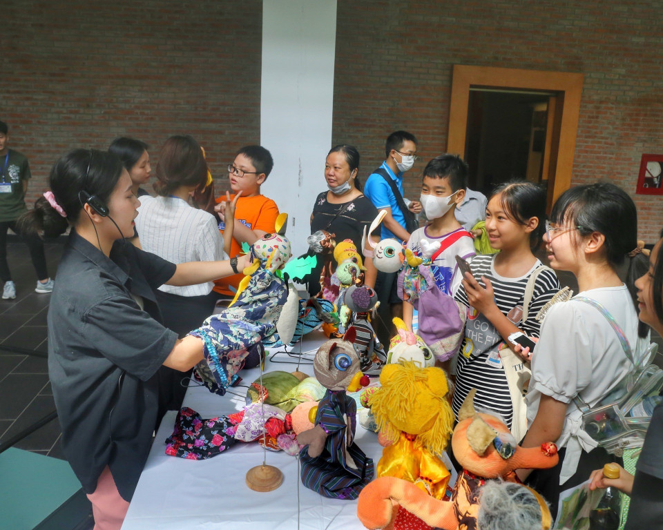 Gian hàng đồ chơi múa rối thu hút đông các em nhỏ cùng phụ huynh. (Ảnh: Tuấn Đức/TTXVN)