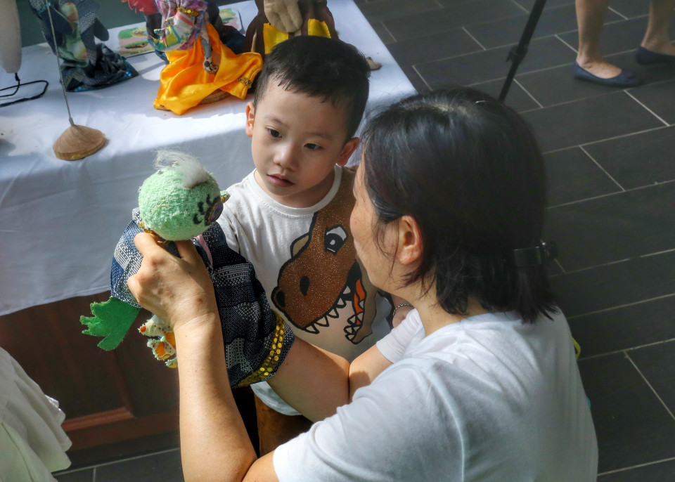 Gian hàng đồ chơi múa rối thu hút đông các em nhỏ cùng phụ huynh. (Ảnh: Tuấn Đức/TTXVN)