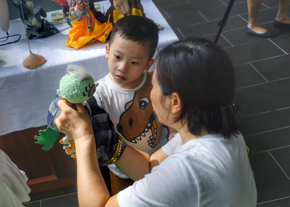 Gian hàng đồ chơi múa rối thu hút đông các em nhỏ cùng phụ huynh. (Ảnh: Tuấn Đức/TTXVN)