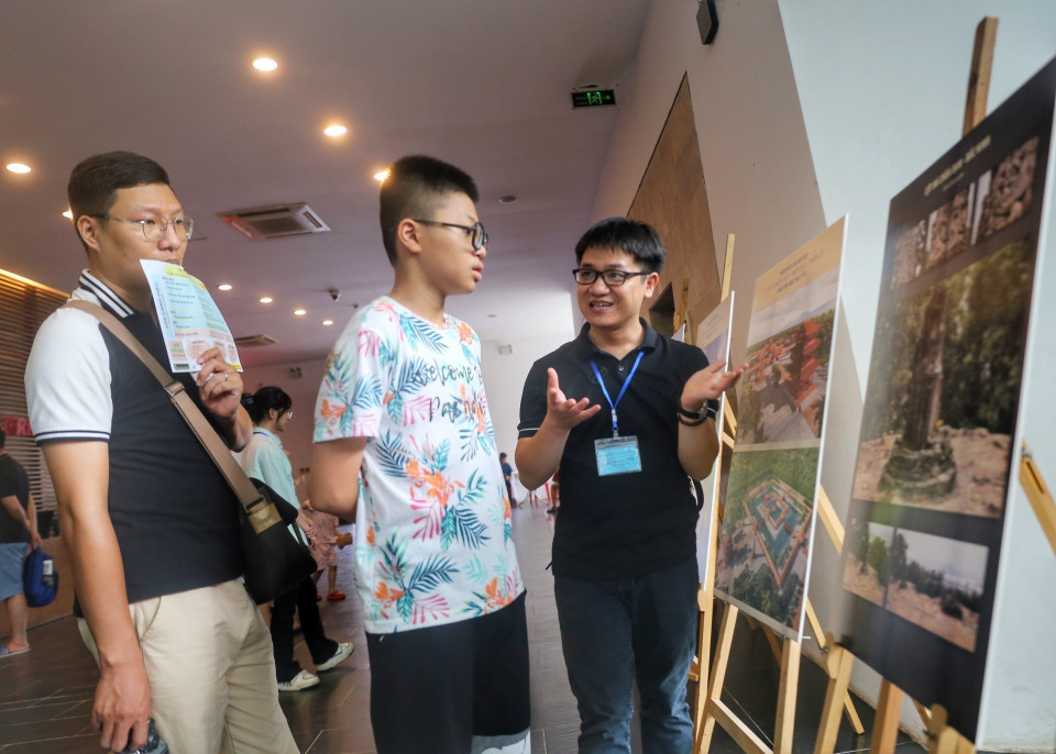 Giới thiệu một số Di sản Văn hóa cho khách tham quan. (Ảnh: Tuấn Đức/TTXVN)