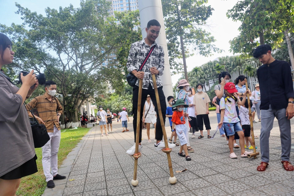 Khách trải nghiệm đi cà kheo. (Ảnh: Tuấn Đức/TTXVN)