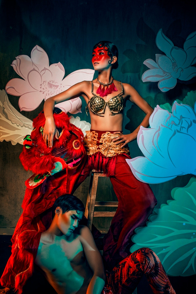 Mâu Thủy được trang điểm đậm, sử dụng tông màu đỏ nóng bỏng với kiểu tóc đặc trưng của nhân vật nữ trong tuồng cổ. (Ảnh: Quang Khuê)