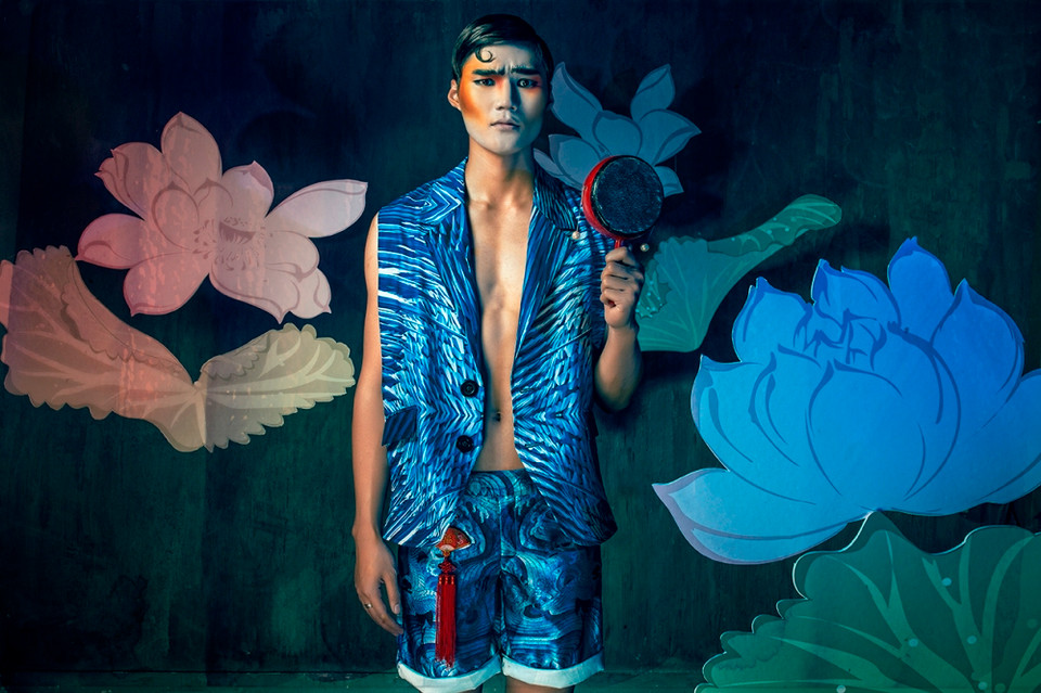 Ngoài các hoa văn truyền thống được cách điệu trên trang phục... (Ảnh: Quang Khuê)