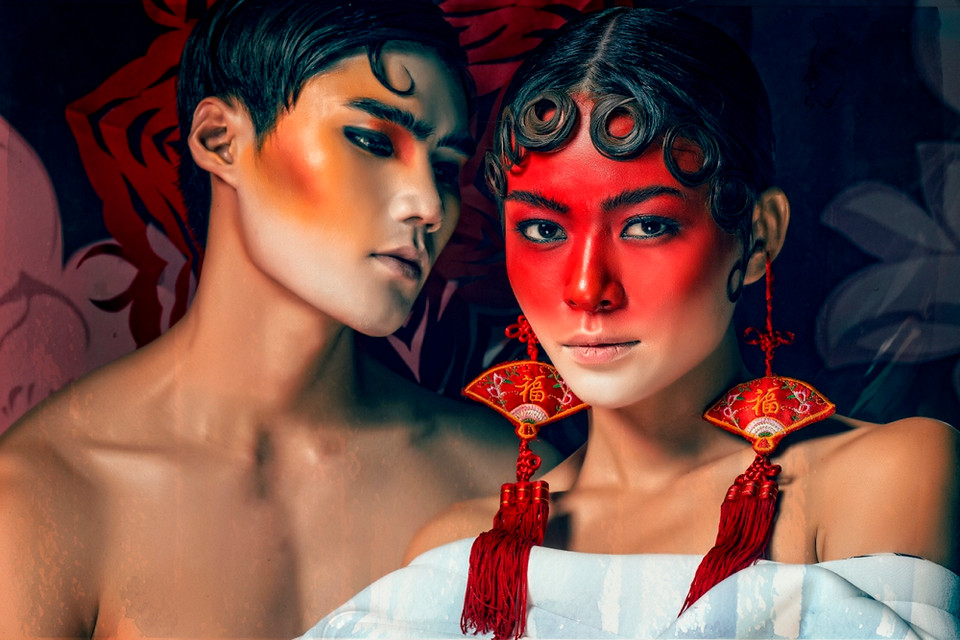 Hai người mẫu còn được trang điểm kỹ và sắc sảo, tô màu đậm đặc trưng theo phong cách nghệ sỹ tuồng cổ. (Ảnh: Quang Khuê)