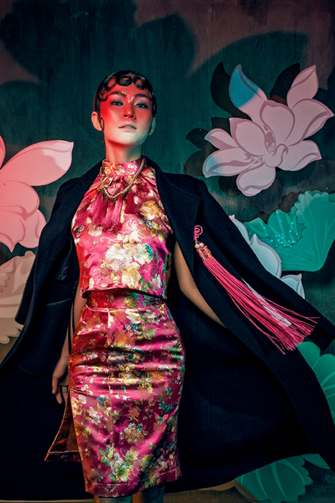 Tận dụng tối đa nền hoa sen cách điệu theo xu hướng phông nền sân khấu xưa... (Ảnh: Quang Khuê)