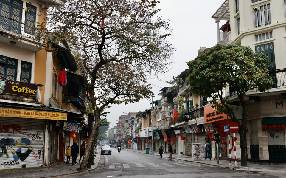 Phố Hàng Ngang-Hàng Đào tĩnh lặng sáng mùng 1 Tết. (Ảnh: Nhật Anh/TTXVN)
