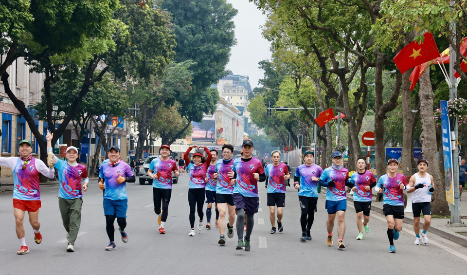 Cùng nhau chạy sáng ngày đầu tiên của năm mới là sở thích của nhiều người. (Ảnh: Nhật Anh/TTXVN)