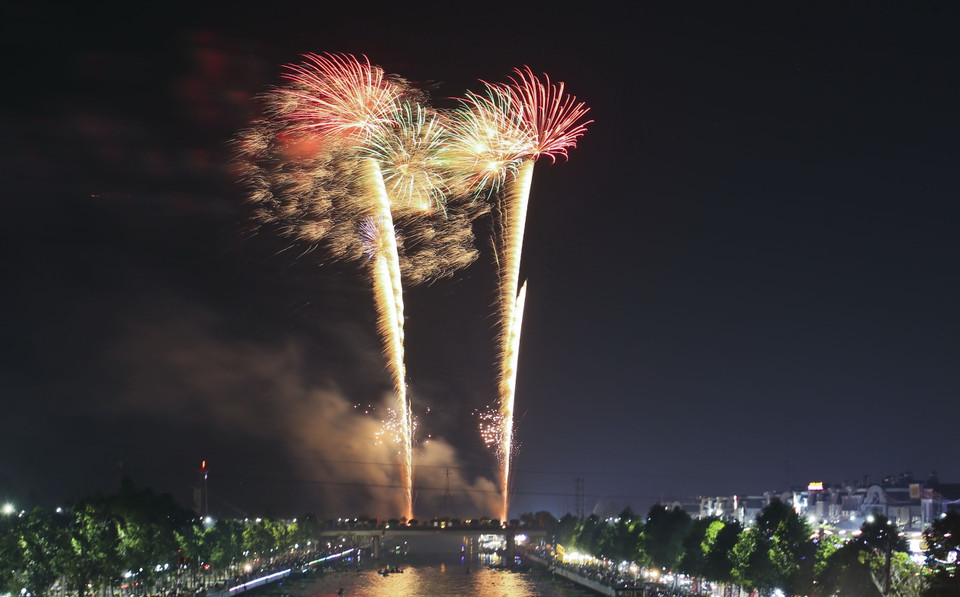 Bắn pháo hoa chào Năm mới trên kênh xáng Xà No, thành phố Vị Thanh, tỉnh Hậu Giang. (Ảnh: Duy Khương/TTXVN)