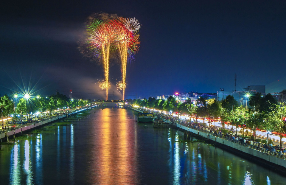 Bắn pháo hoa chào năm mới trên kênh xáng Xà No, thành phố Vị Thanh, tỉnh Hậu Giang. (Ảnh: Duy Khương/TTXVN)