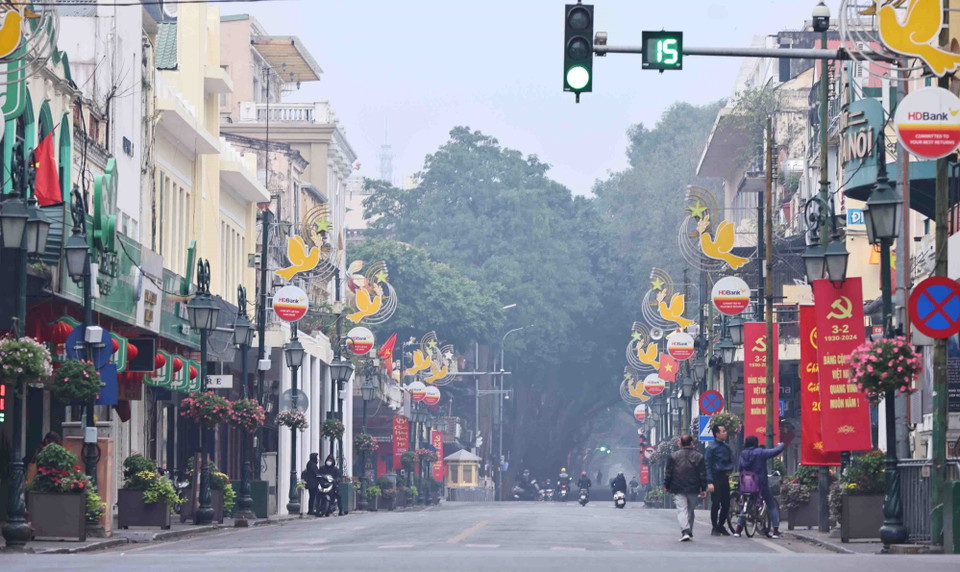 Vẻ tĩnh lặng trên phố Tràng Tiền sáng mùng 1. (Ảnh: Minh Đức/TTXVN)