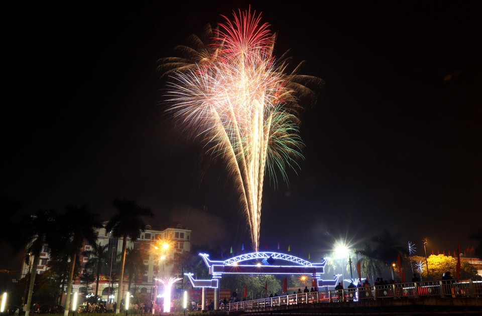 Bắn pháo hoa chào đón năm mới Giáp Thìn 2024 tại huyện Vũ Thư, tỉnh Thái Bình. (Ảnh: Thế Duyệt/TTXVN)