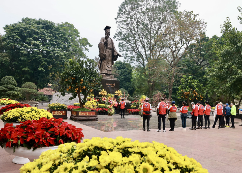 Khu vực Tượng đài Lý Thái Tổ rực rỡ sắc Xuân sáng đầu năm Giáp Thìn. (Ảnh: Nhật Anh/TTXVN)