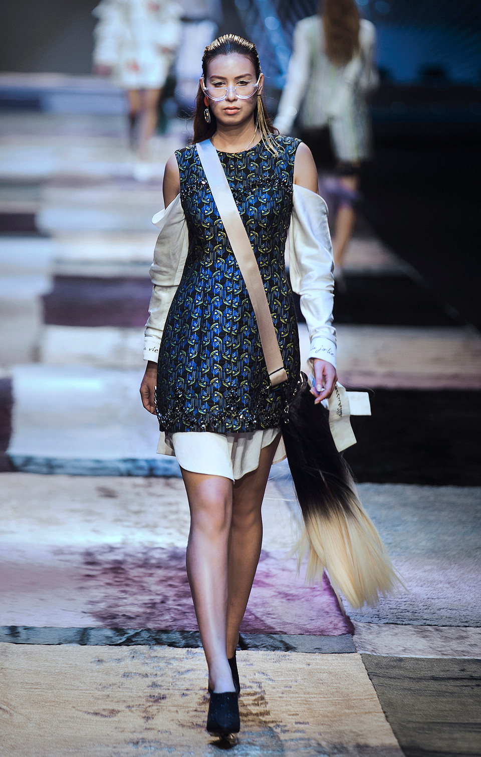 Với gam màu chủ đạo là màu sắc trung tính, nhẹ nhàng như xám, kem và nhấn đặc biệt vào những đường cắt to bản, 'Thứ Sáu của chị' là góc nhìn tinh nghịch, nhưng cũng bình dị về người phụ nữ công sở.