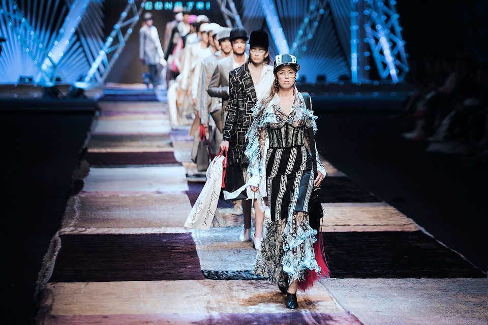 Bộ sưu tập 'Thứ Sáu của chị' tuy thuộc dòng thời trang công sở nhưng lại đề cao tinh thần tự do, phóng khoáng trong thời trang. 