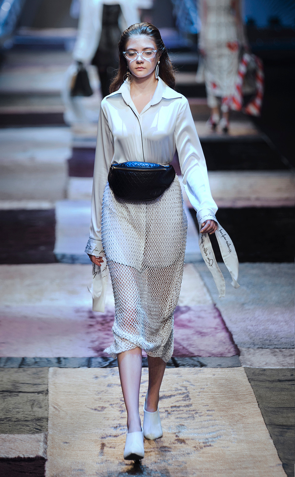 ...thay vào đó, những nét nhấn nhá ấn tượng, những mảng màu đa sắc, chi tiết hay phụ kiện nhỏ như những chiếc túi lông rất tinh tế đã tôn lên vẻ tinh nghịch trong những thiết kế rất công sở.