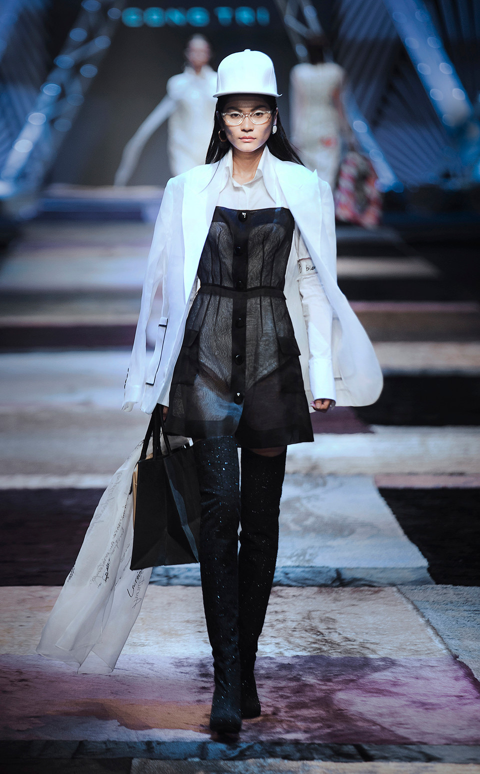 Quán quân “Vietnam’s Next Top Model All Stars” Kim Dung sắc lạnh trong mẫu thiết kế của Công Trí.