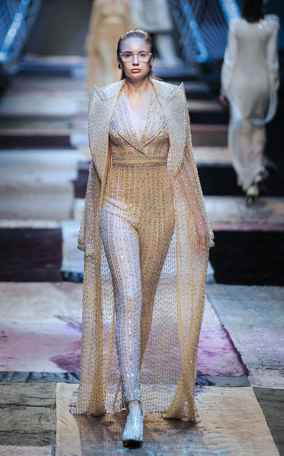 ...khiến cho người xem có cảm giác trải qua một tuần từ giây phút đi làm cho đến lúc đi chơi của những cô gái hiện đại.