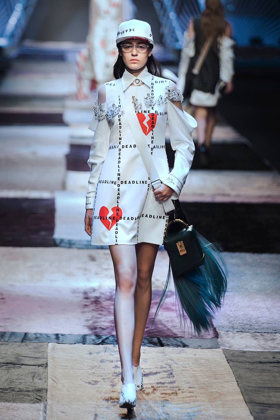 Nhà thiết kế Công Trí cho biết, các thiết kế lấy ý tưởng sau một tuần làm việc miệt mài và căng thẳng, ngày thứ Sáu là thời điểm lý tưởng để các nhân viên công sở được phép thoát bỏ những khuôn khổ nhàm chán trong bộ đồng phục và tìm đến những giây phút thư giãn, thoải mái trong cuộc sống.