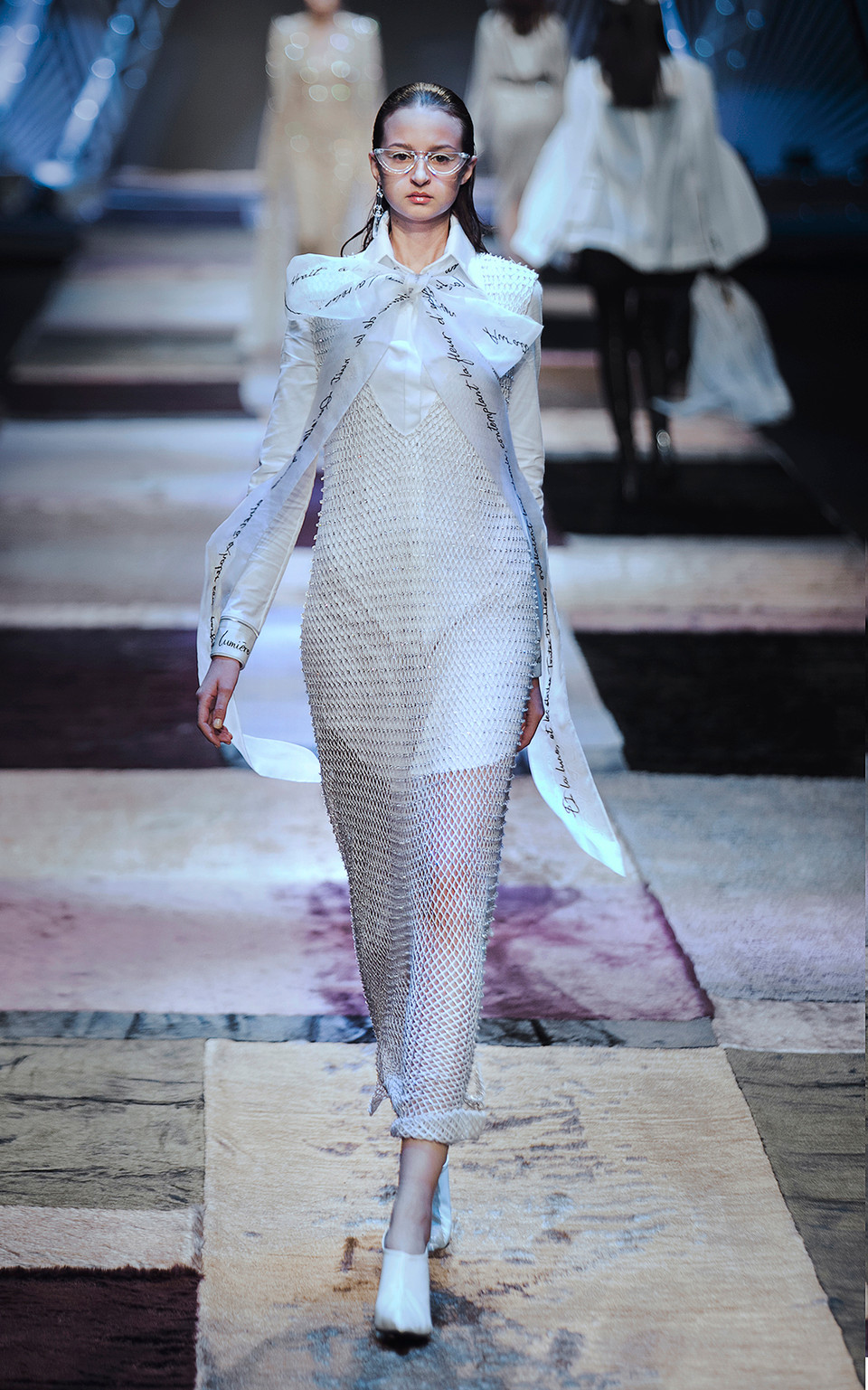 Đặc biệt, cách sắp xếp các trang phục trong bộ sưu tập đi từ những trang phục đơn giản đến những trang phục màu sắc, cầu kỳ một cách thông minh...