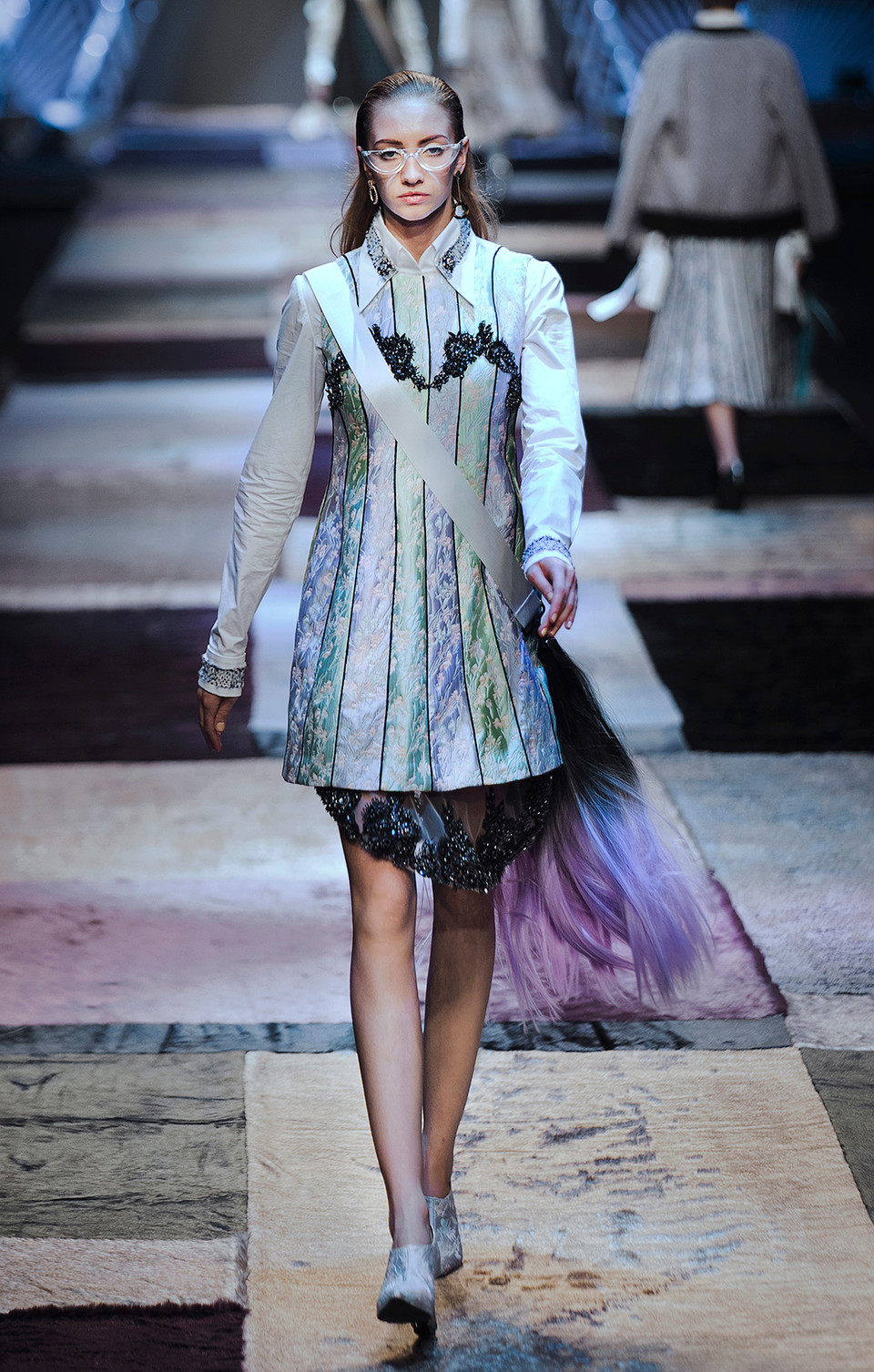 Trên sàn catwalk đặc biệt được phủ bằng thảm nhung, các người mẫu ngoại quốc tự tin trình diễn.