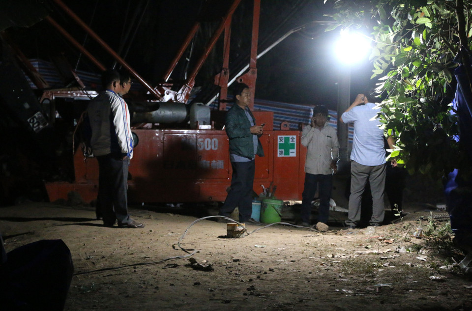 Từ trưa 31/12/2022 (khi bé Nam rơi xuống trụ bêtông sâu 35m), lực lượng chức năng duy trì hoạt động giải cứu cả ngày lẫn đêm. (Ảnh: Nhựt An/TTXVN)