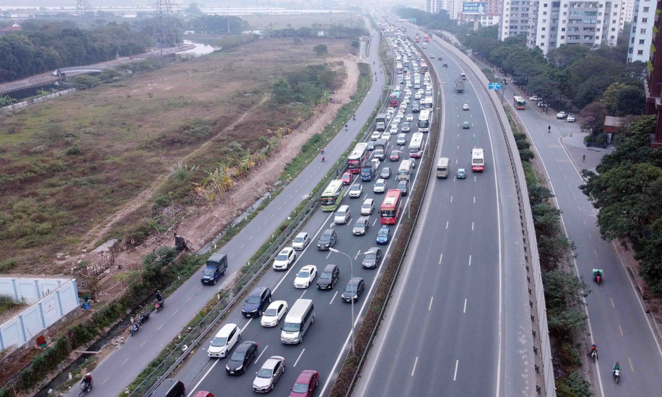 Ùn tắc kéo dài tại cao tốc Pháp Vân-Cầu Giẽ hướng vào trung tâm thành phố. (Ảnh: Phạm Kiên/TTXVN)