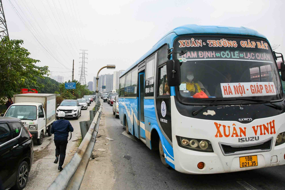 Tại nút giao Pháp Vân-Cầu Giẽ, từng hàng xe nối tiếp nhau hướng vào trung tâm thành phố. (Ảnh: Phạm Kiên/TTXVN)