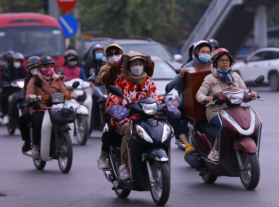 Người dân lỉnh kỉnh đồ đạc trở lại Thủ đô từ Quốc lộ 1A hướng về đường Giải Phóng. (Ảnh: Văn Điệp/TTXVN)