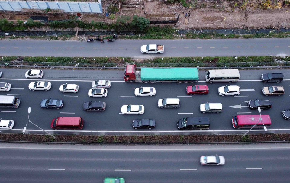 Ùn tắc kéo dài tại cao tốc Pháp Vân-Cầu Giẽ hướng vào trung tâm thành phố. (Ảnh: Phạm Kiên/TTXVN)