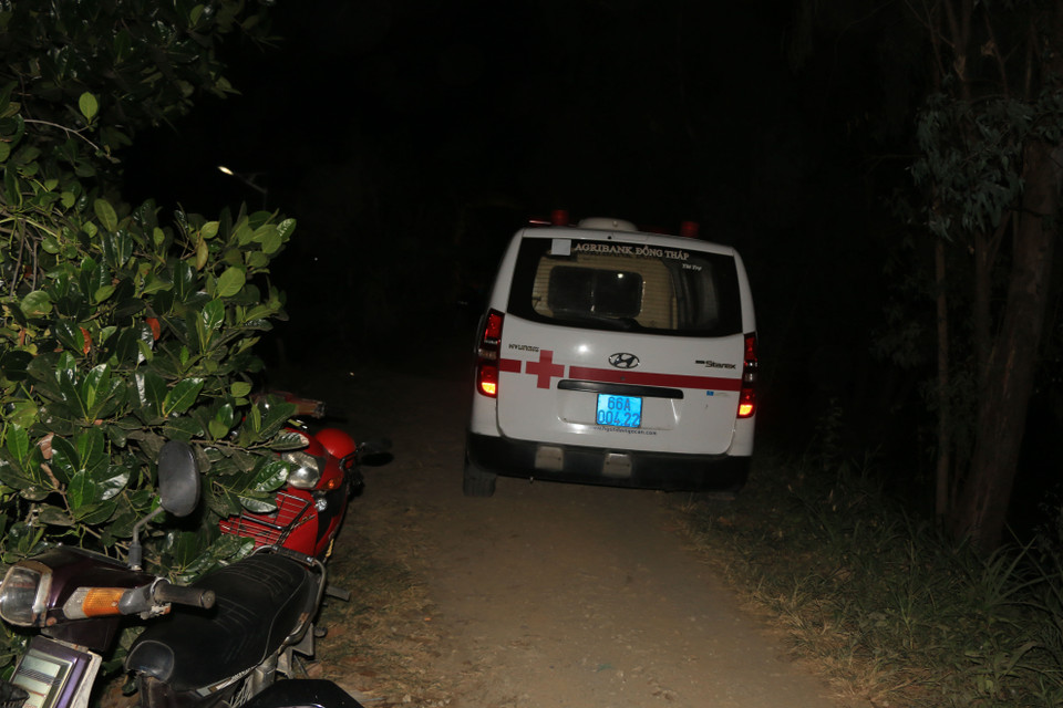 Xe cấp cứu tại hiện trường. (Ảnh: Nhựt An/TTXVN)