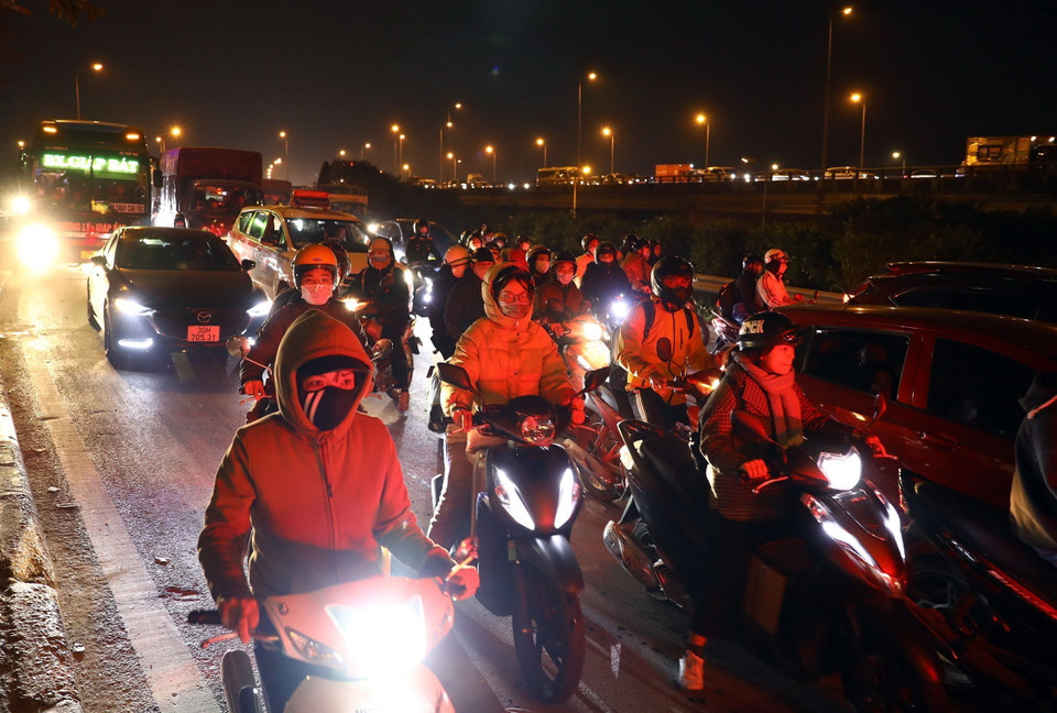 Càng về chiều tối, đoạn đường Vành đai 3 ra đường Giải Phóng càng ùn tắc nghiêm trọng. (Ảnh: Huy Hùng/TTXVN)