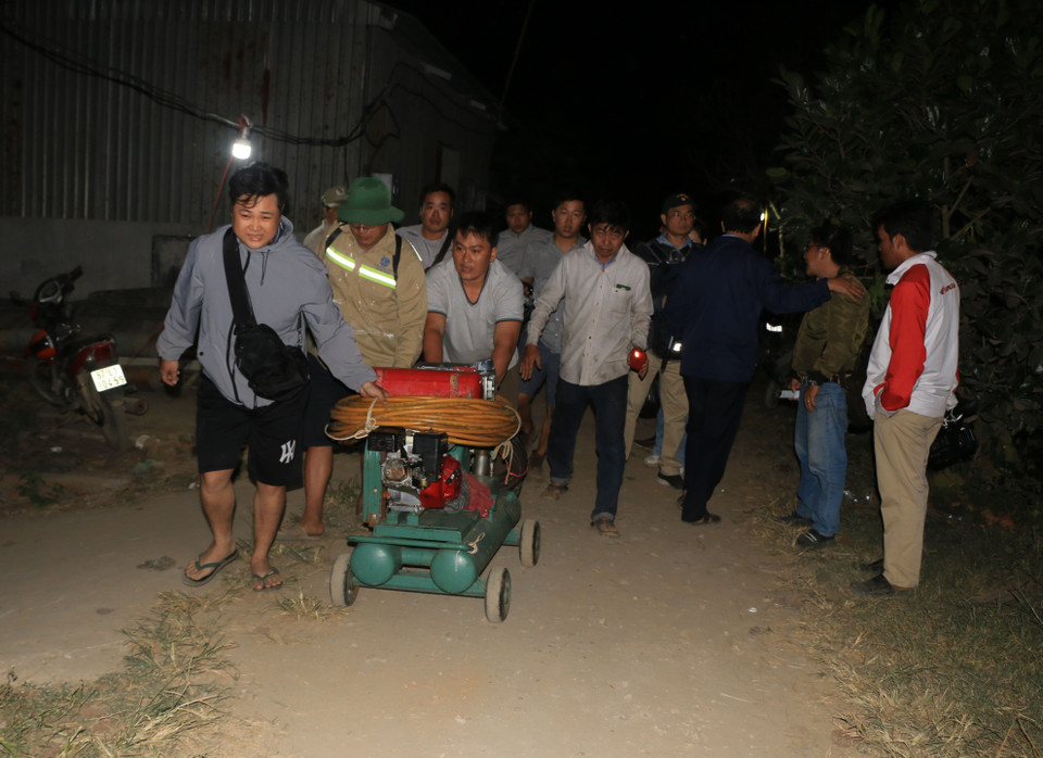 Rạng sáng 2/1, lực lượng chức năng mang thêm thiết bị vào hiện trường phục vụ cứu nạn. (Ảnh: Nhựt An/TTXVN)