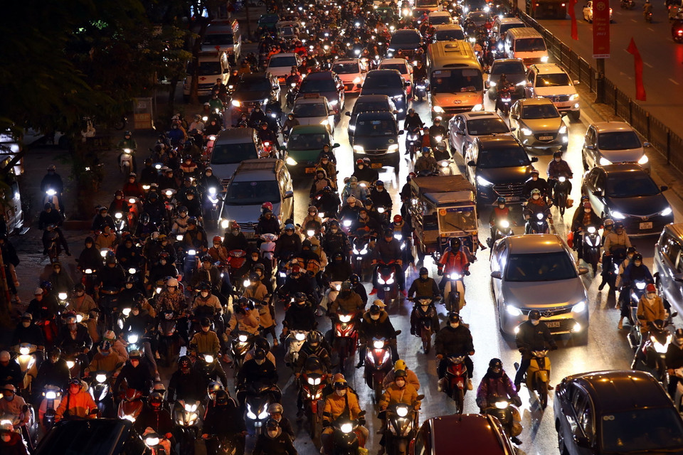 Càng về chiều tối, lượng phương tiện giao thông càng gia tăng tại khu vực đường Giải Phóng. (Ảnh: Huy Hùng/TTXVN)