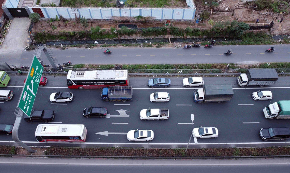 Ùn tắc kéo dài tại cao tốc Pháp Vân-Cầu Giẽ hướng vào trung tâm thành phố. (Ảnh: Phạm Kiên/TTXVN)