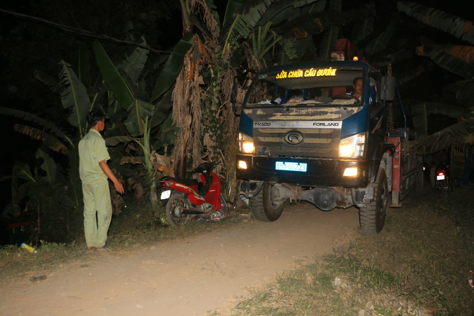 Xe chở thêm thiết bị phục vụ cứu nạn. (Ảnh: Nhựt An/TTXVN)