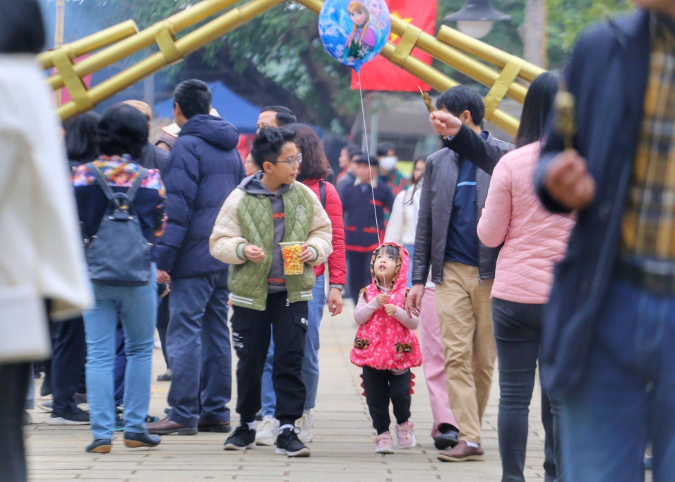 Phiên chợ vùng cao ngày Tết thu hút đông đảo du khách tham quan. (Ảnh: Tuấn Đức/TTXVN)