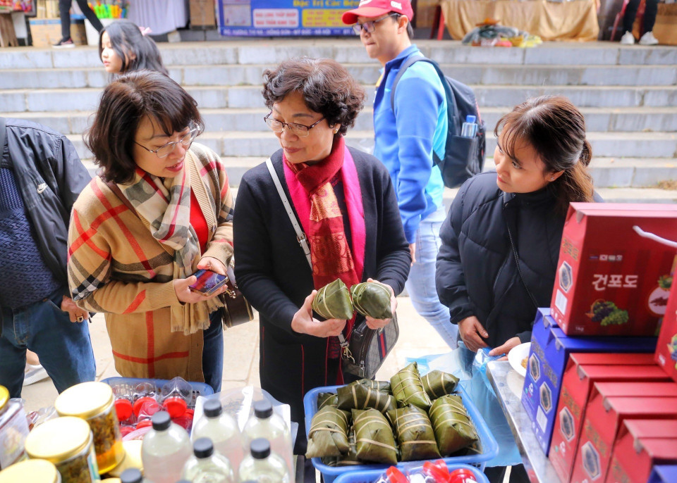 Du khách tham quan, mua sắm tại các gian hàng. (Ảnh: Tuấn Đức/TTXVN)