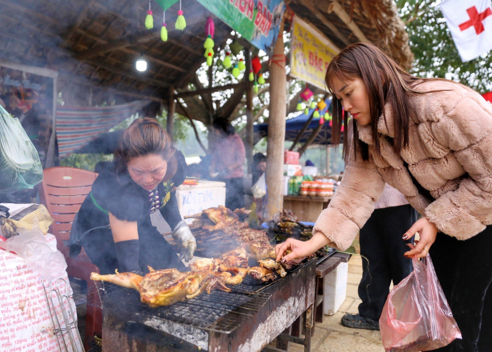 Các gian hàng ẩm thực dân tộc phong phú. (Ảnh: Tuấn Đức/TTXVN)