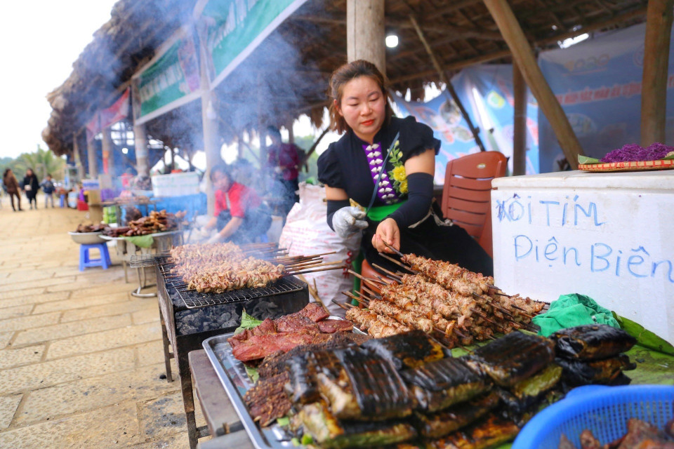 Các gian hàng ẩm thực dân tộc phong phú. (Ảnh: Tuấn Đức/TTXVN)