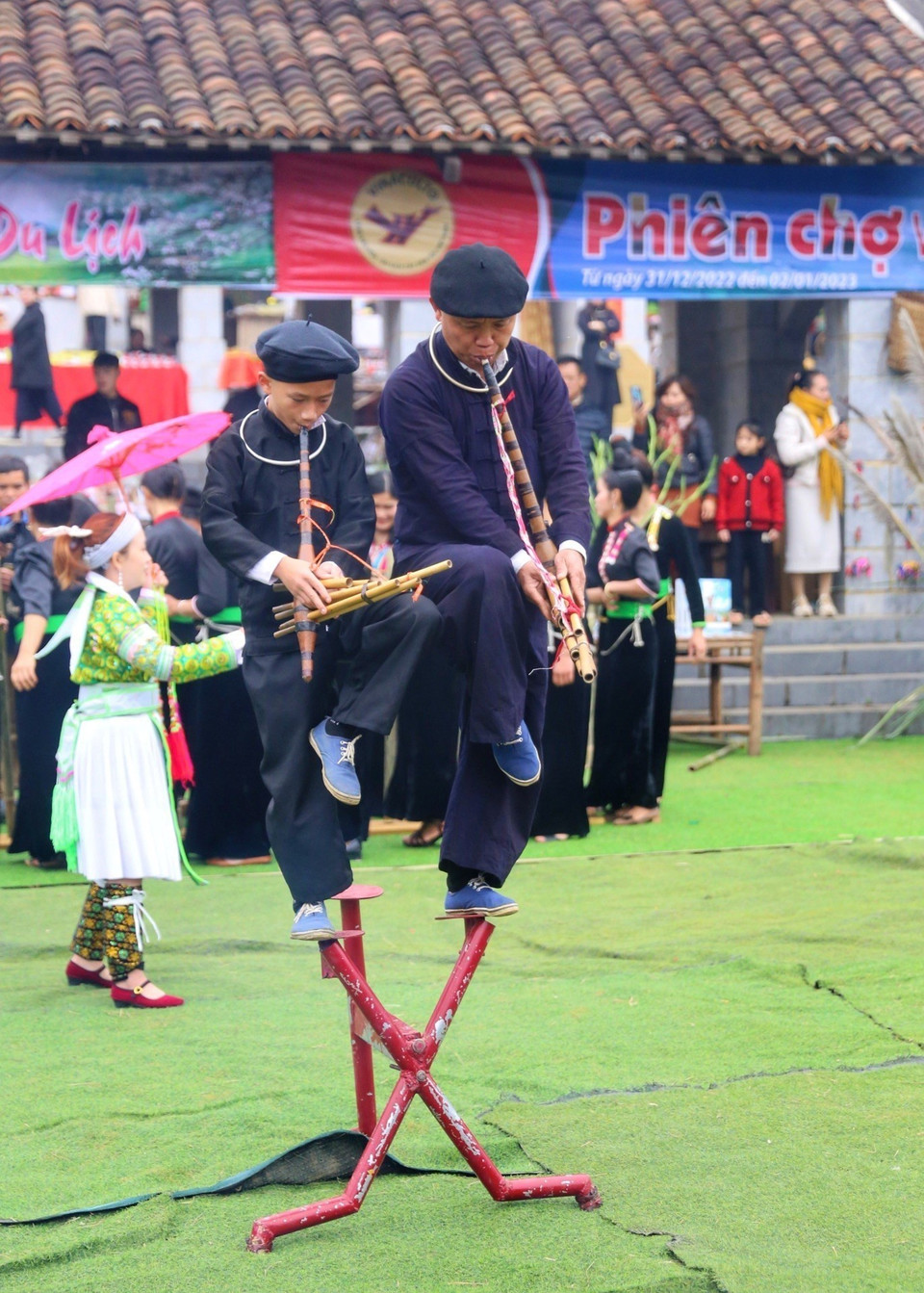 Tiết mục múa khèn đặc sắc của hai bố con nghệ nhân Lý Hồng Quân dân tộc Mông. (Ảnh: Tuấn Đức/TTXVN)