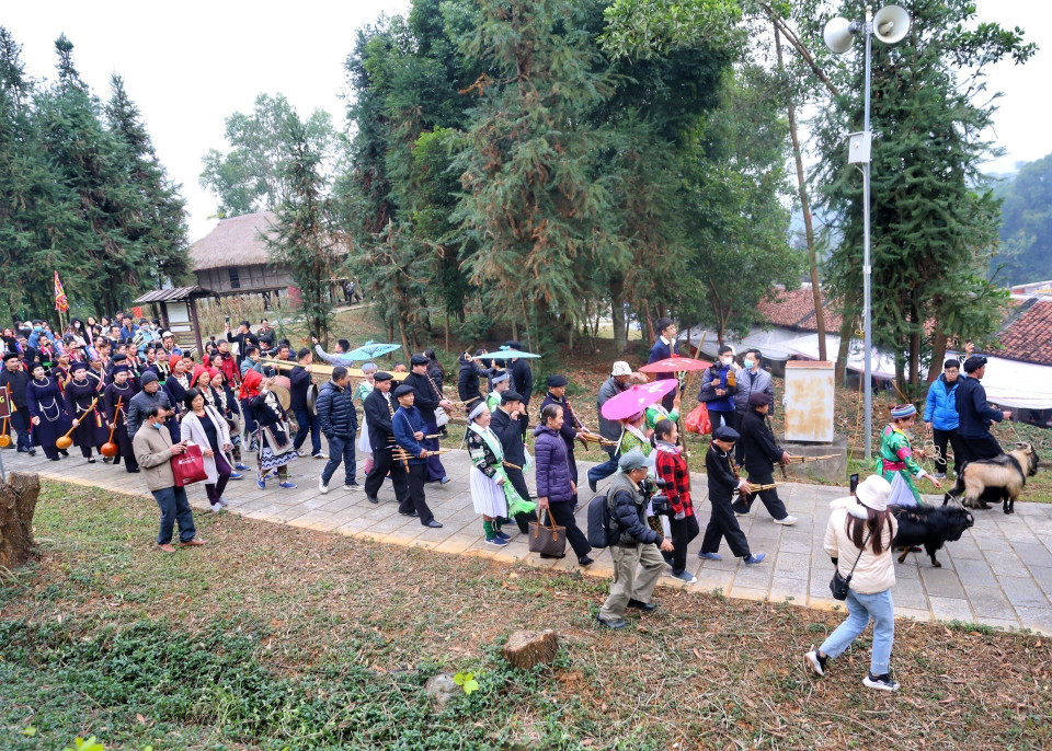 Đồng bào các dân tộc vùng Tây Bắc, Đông Bắc xuống chợ vùng cao. (Ảnh: Tuấn Đức/TTXVN)