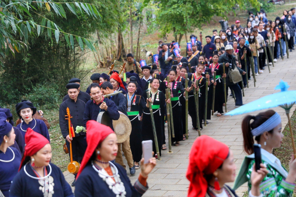 Đồng bào các dân tộc vùng Tây Bắc, Đông Bắc xuống chợ vùng cao. (Ảnh: Tuấn Đức/TTXVN)