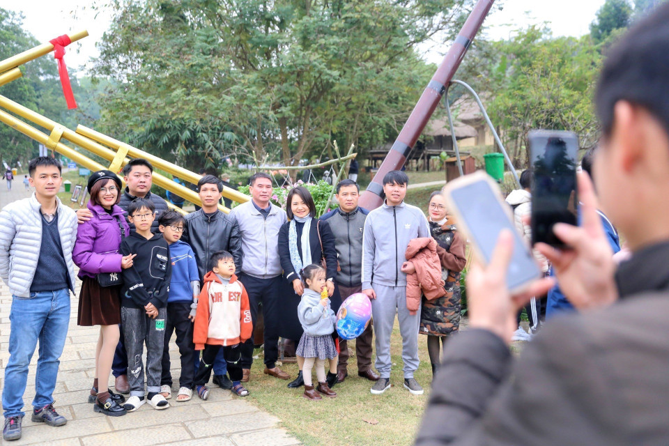 Du khách chụp ảnh lưu niệm tại phiên chợ. (Ảnh: Tuấn Đức/TTXVN)