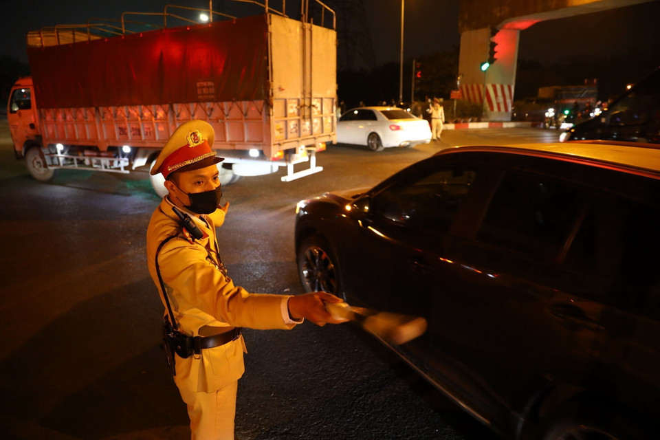 Lực lượng cảnh sát giao thông ứng trực điều tiết giao thông tại đường Pháp Vân. (Ảnh: Huy Hùng/TTXVN)