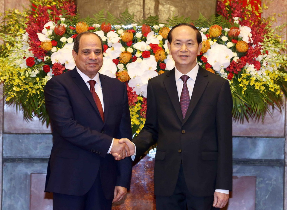 Chủ tịch nước Trần Đại Quang đón Tổng thống Abdel Fattah el-Sisi. (Ảnh: Nhan Sáng/TTXVN)