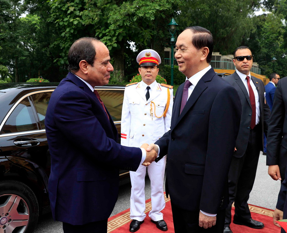 Chủ tịch nước Trần Đại Quang đón Tổng thống Abdel Fattah el-Sisi. (Ảnh: Nhan Sáng/TTXVN)