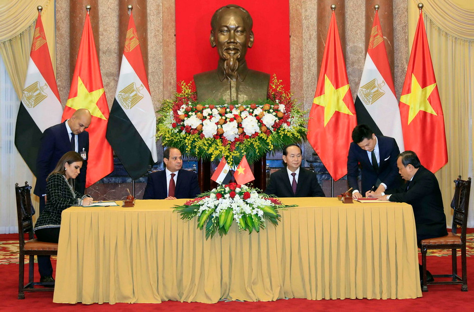 Chủ tịch nước Trần Đại Quang và Tổng thống Ai Cập Abdel Fattah el-Sisi chứng kiến Lễ ký kết các văn kiện hợp tác giữa hai nước. (Ảnh: Nhan Sáng/TTXVN)