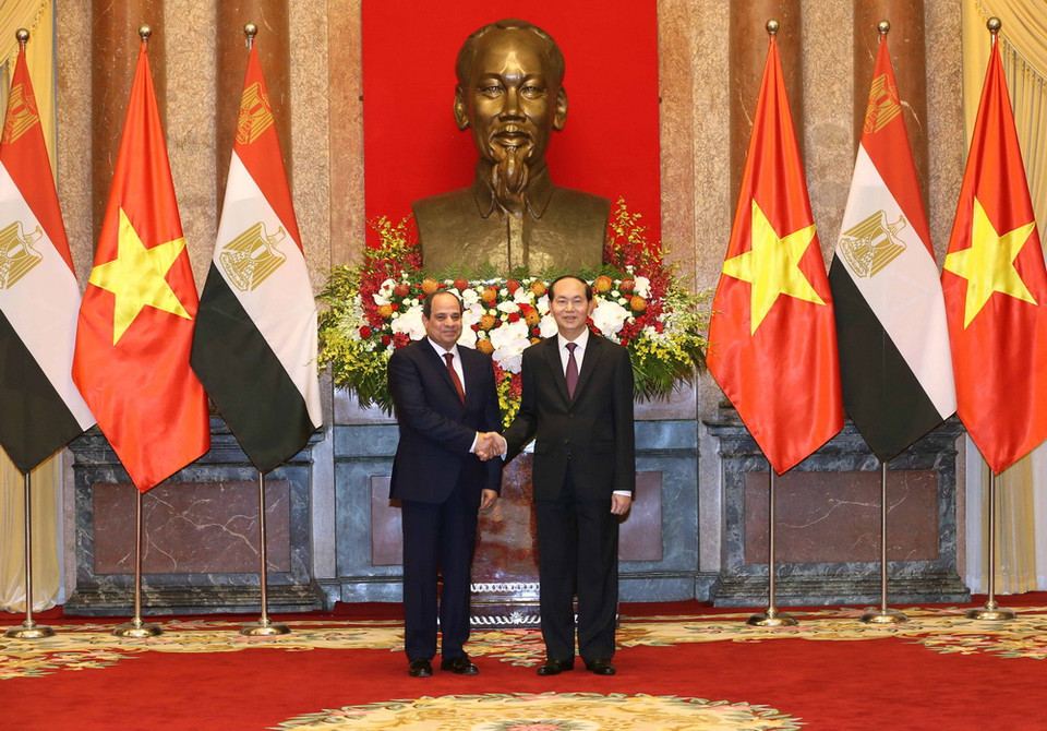 Chủ tịch nước Trần Đại Quang đón Tổng thống Abdel Fattah el-Sisi. (Ảnh: Nhan Sáng/TTXVN)