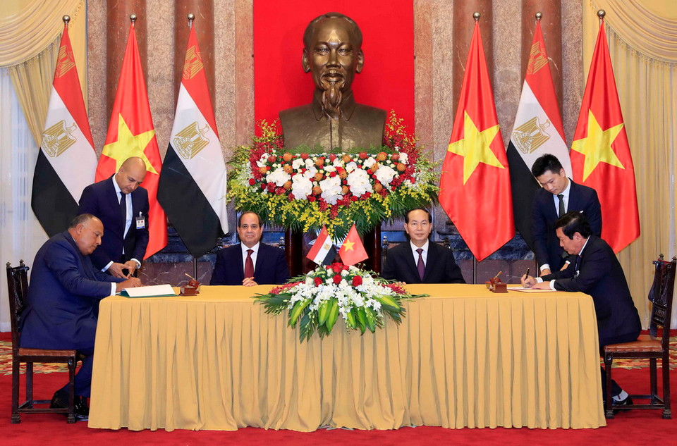 Chủ tịch nước Trần Đại Quang và Tổng thống Ai Cập Abdel Fattah el-Sisi chứng kiến Lễ ký kết các văn kiện hợp tác giữa hai nước. (Ảnh: Nhan Sáng/TTXVN)